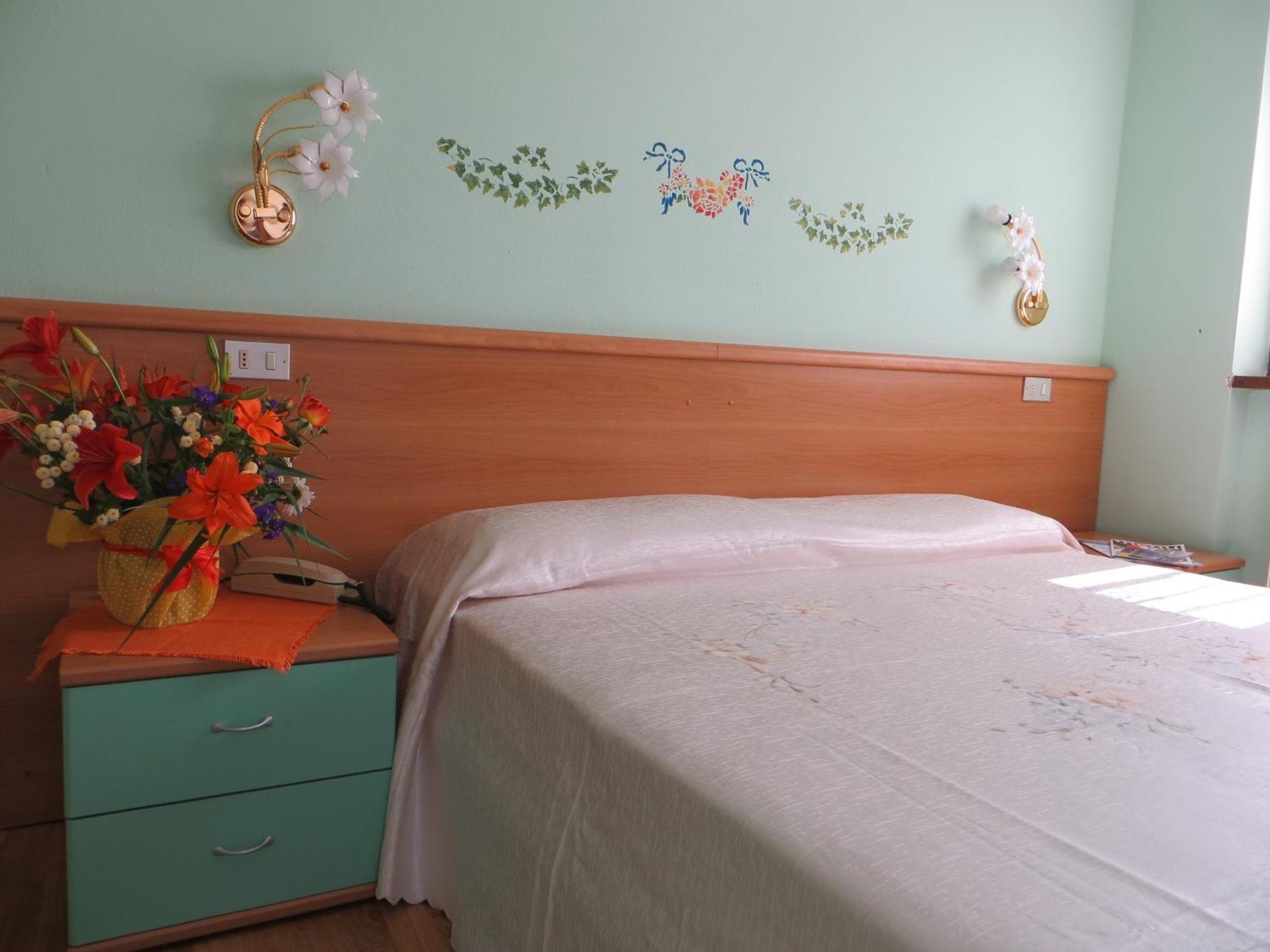 Locanda Ridevert Hotel Tione di Trento Phòng bức ảnh